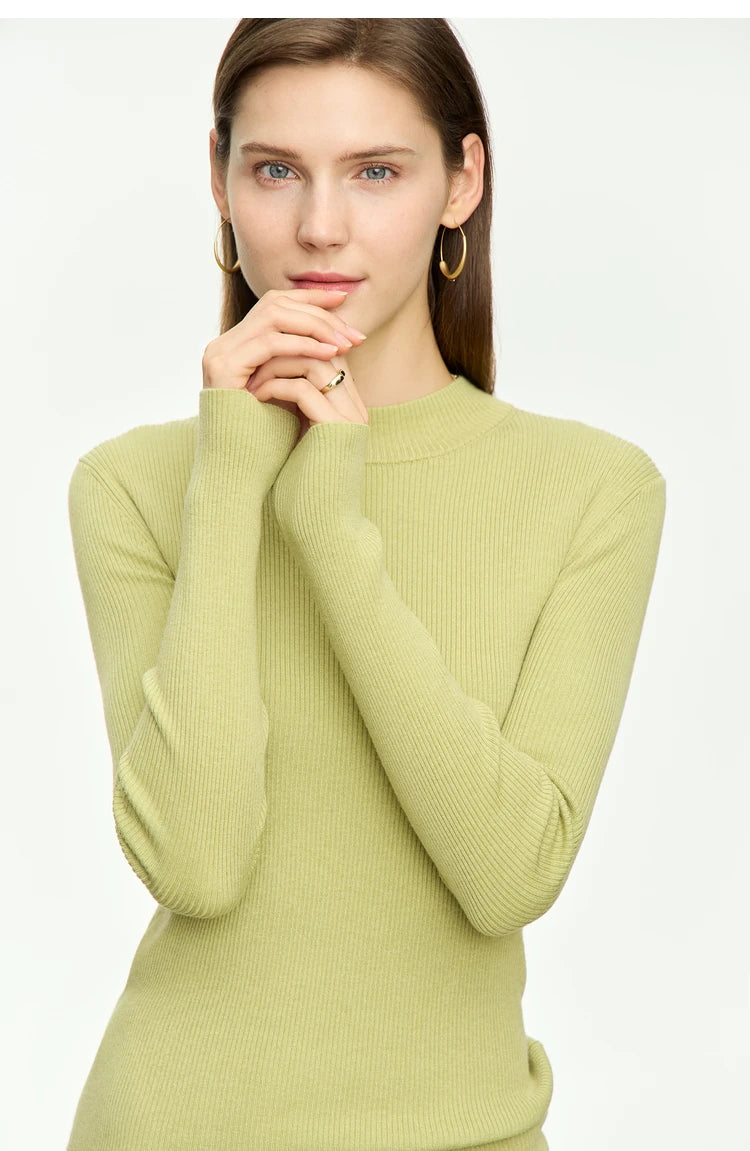 Hellgrüner Pullover mit Stehkragen und langen Ärmeln, feines Strickmuster