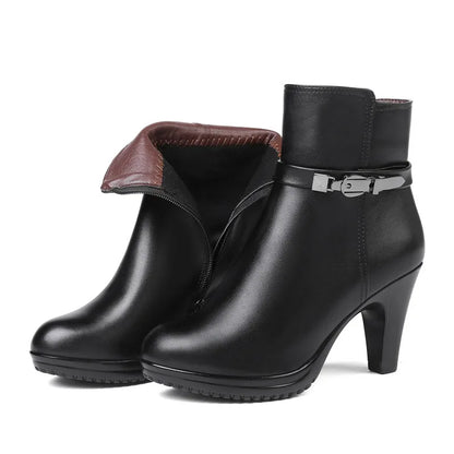 Damen-Ankle-Boots aus Lederoptik, schwarz, mit Fellfutter und Riemenschnalle am Schaft