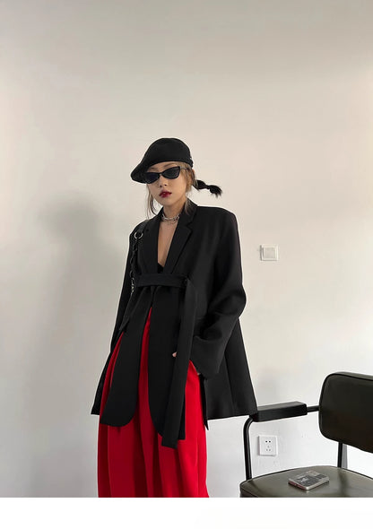 Zweiteiliges Damen-Set mit Stickerei: Langarm-Oberteil mit Reverskragen und hoch taillierte, lange Hose – stilvoll und elegant.
