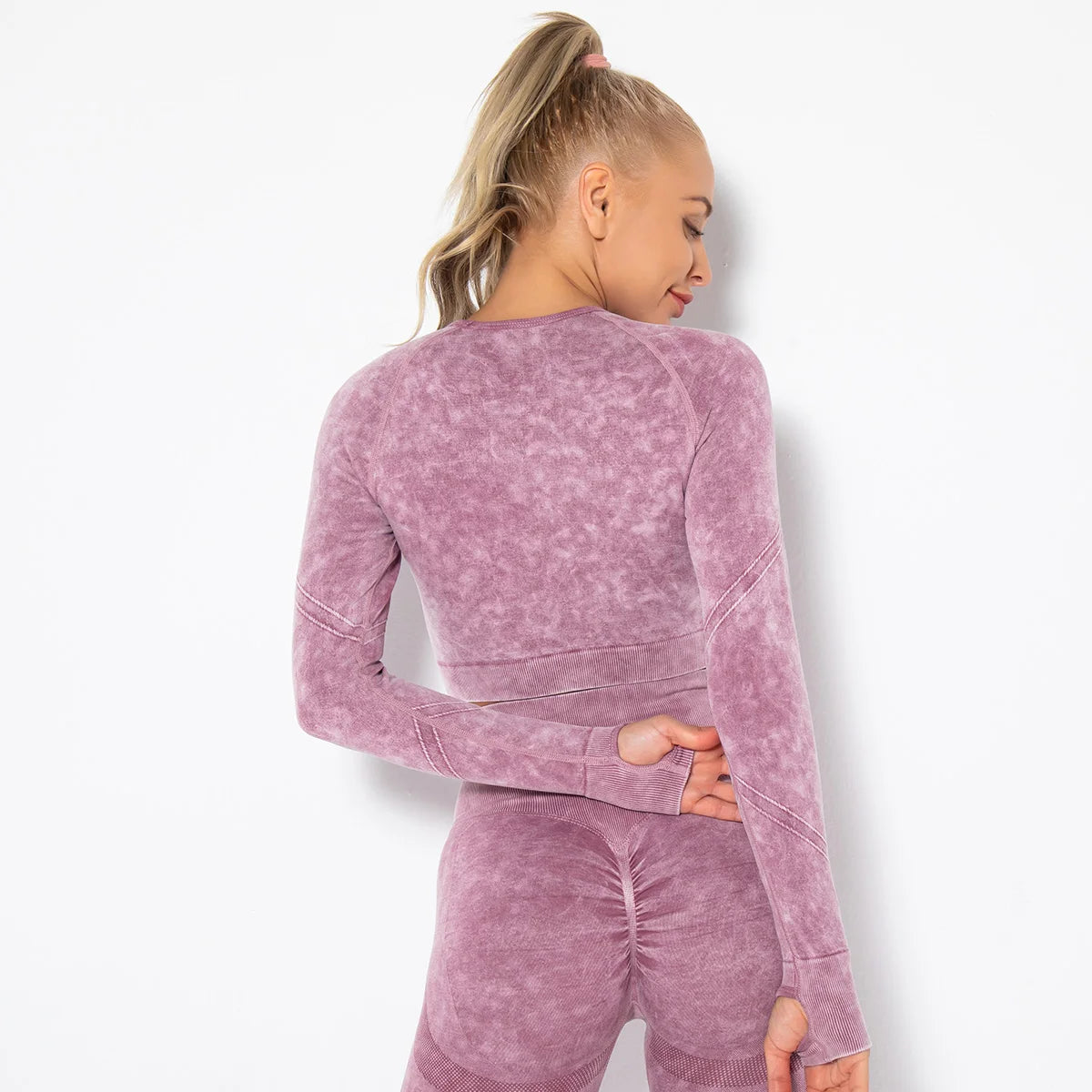 Nahtloses Damen-Yoga-Top, langarm, violett meliert, Rückansicht mit Flachnähten