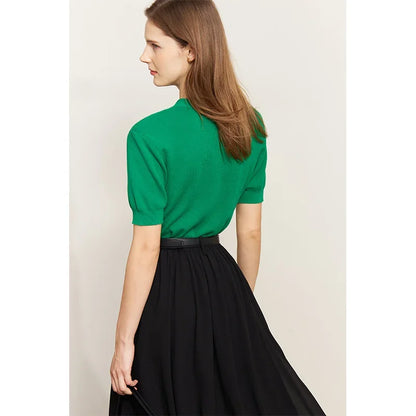 Damen T-Shirt im minimalistischen Stil mit V-Ausschnitt und kurzen Ärmeln
