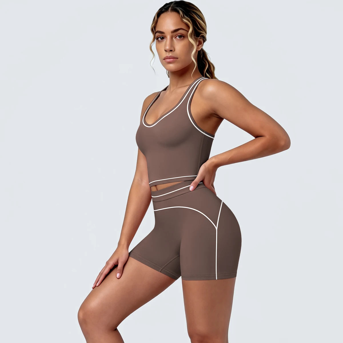 Damen-Yoga-Set braun mit hellen Kontrastlinien, Top mit U-Ausschnitt, kurze Shorts