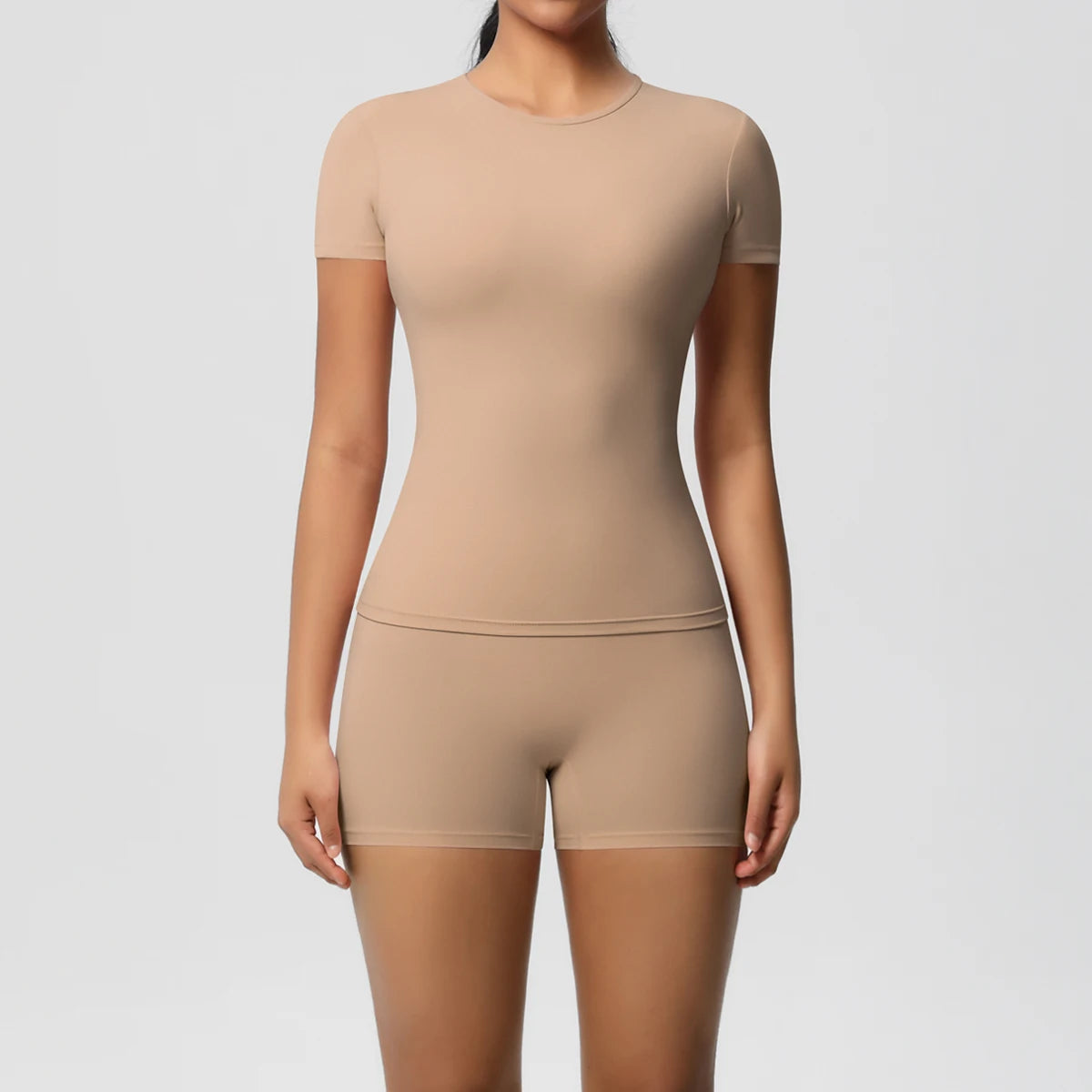 Damen-Fitness-Set: Kurzarm-Top und Bike-Shorts in Karamellbraun