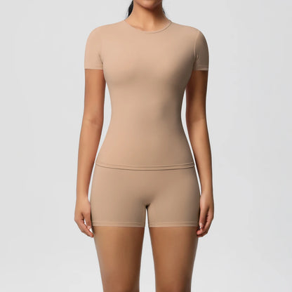 Damen-Fitness-Set: Kurzarm-Top und Bike-Shorts in Karamellbraun