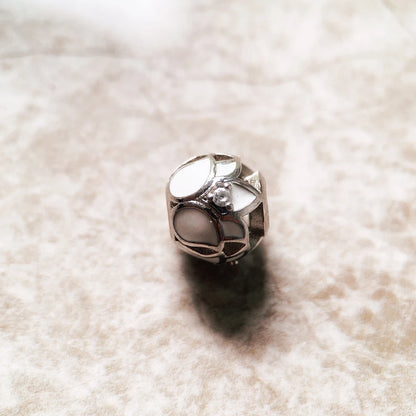 Damen-Charm-Anhänger Lotusblüte weiß Perlen II aus Sterlingsilber