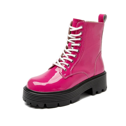 Pinkfarbener Knöchelstiefel mit Schnürung, glänzende Oberfläche und profilierter Plateau-Sohle