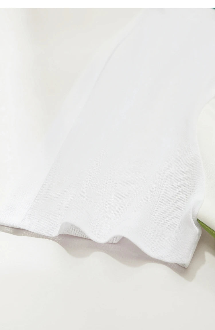 Damen T-Shirt im Minimalismus-Stil mit V-Ausschnitt und Kontrastnähten