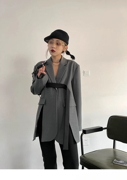 Elegantes Damen-Kleid mit Stehkragen und langen Ärmeln im Patchwork-Design mit Ketten-Details und Diamant-Muster.