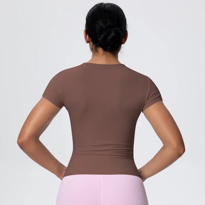 Nike Yoga-Top mit Kurzarm und Rundhalsausschnitt, Rückansicht, braun