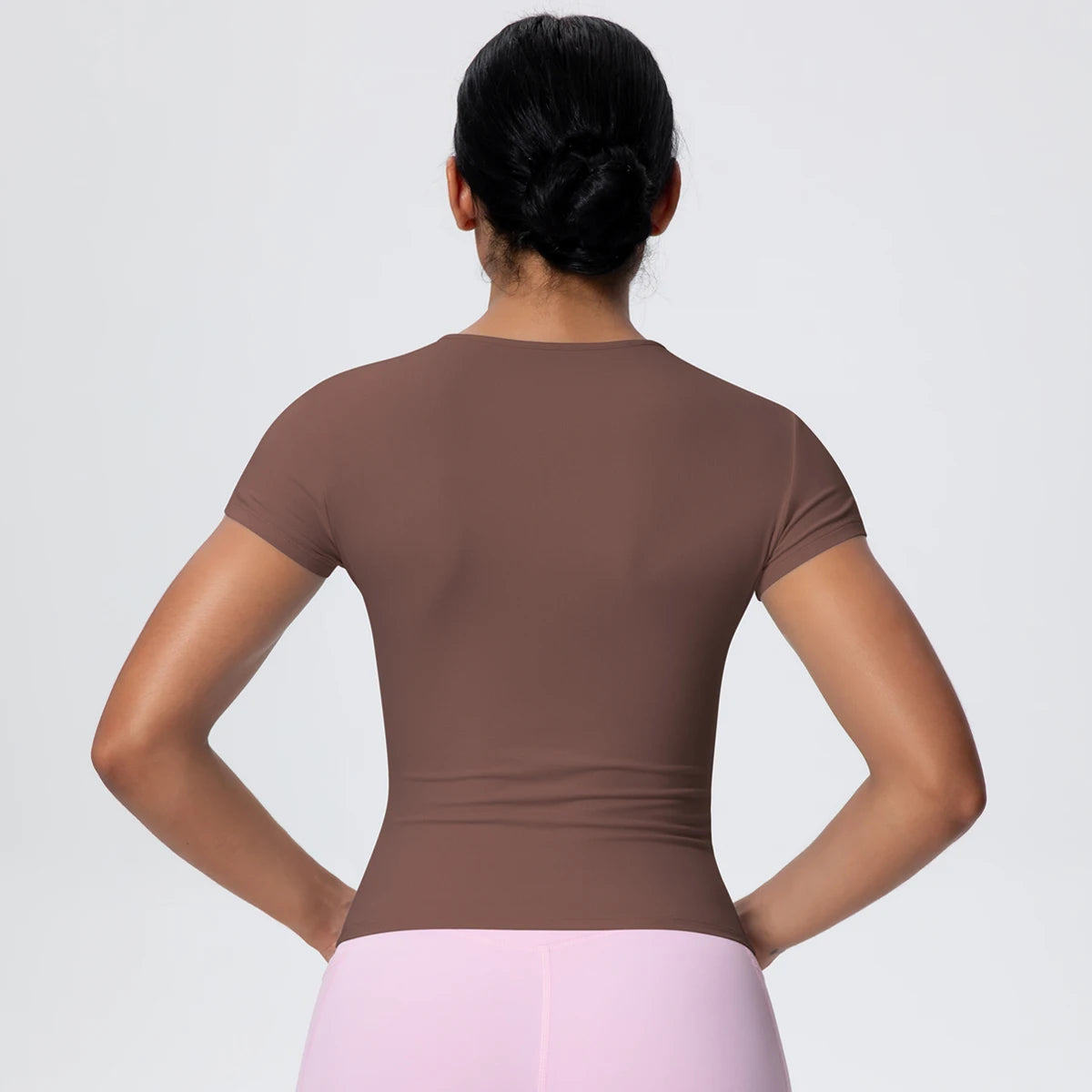 Damen-Yoga-Shirt, braun, kurzarm, Rückansicht mit geradem Saum