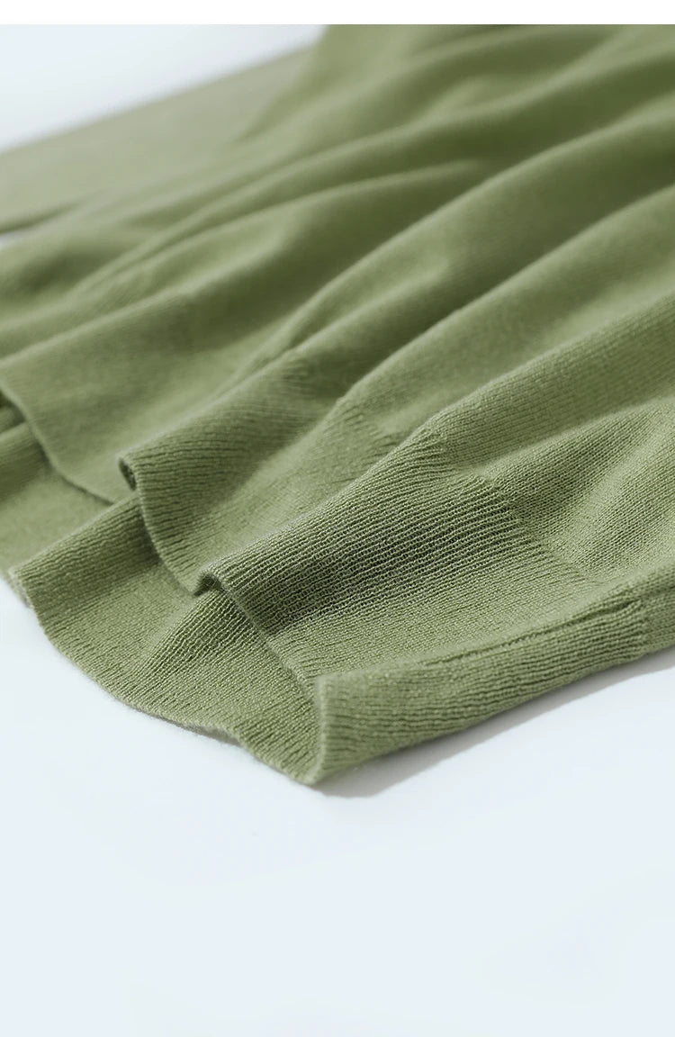 Olivgrüner Wollstrick-Pullover mit geripptem Saum und Ärmelbündchen