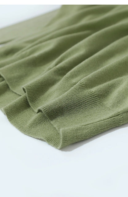 Olivgrüner Wollstrick-Pullover mit geripptem Saum und Ärmelbündchen