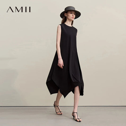 Schwarzes ärmelloses Sommerkleid mit schwingendem Rock und asymmetrischem Saum