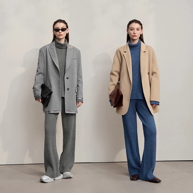 Grau melierter Rollkragenpullover mit weiter Hose, Figur zeigt das komplette Outfit