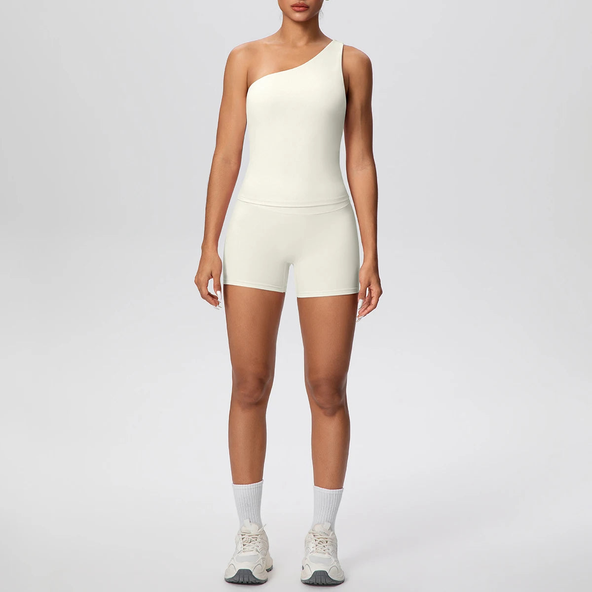 Yoga-Set mit einarmigem BH-Top und Shorts, hellbeige, körpernah, Frontansicht