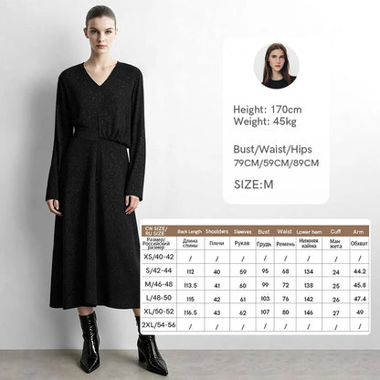 Schwarzes Strickkleid mit V-Ausschnitt und Taillengürtel, Midi-Länge auf Model
