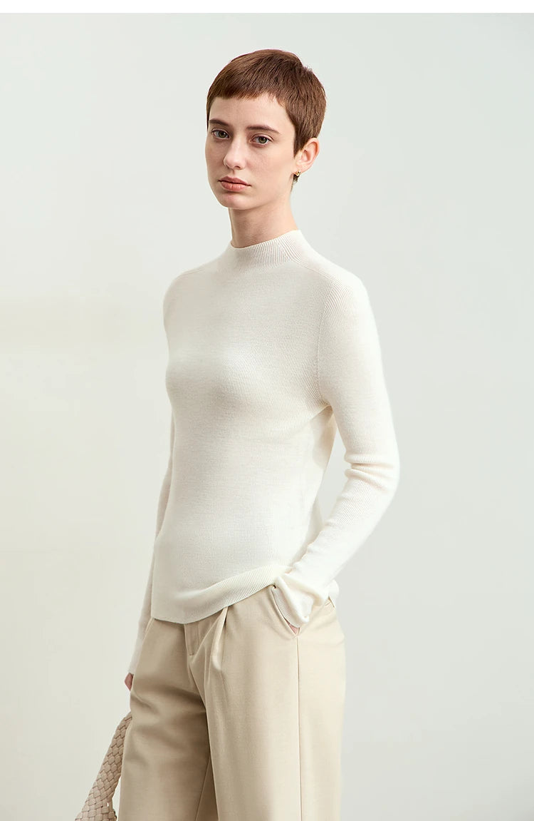 Halbrollkragen-Pullover in Cremeweiß, schmaler Rollkragen, lange Ärmel