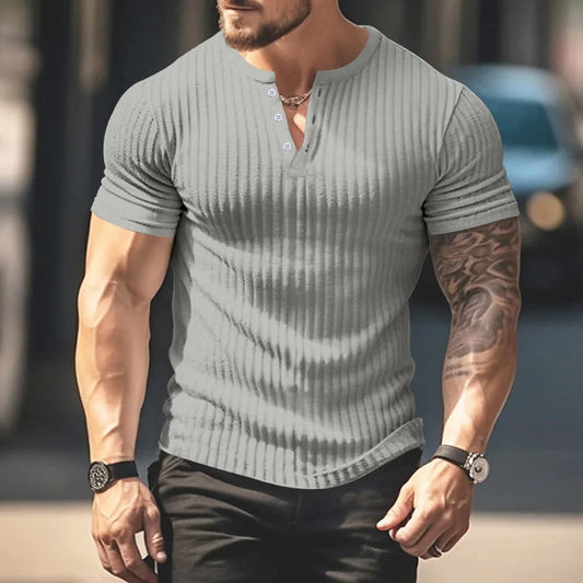 Kurzes Herren-Henley-Shirt mit Bambus-Optik, locker und atmungsaktiv – ideal für einen lässigen, maskulinen Look.
