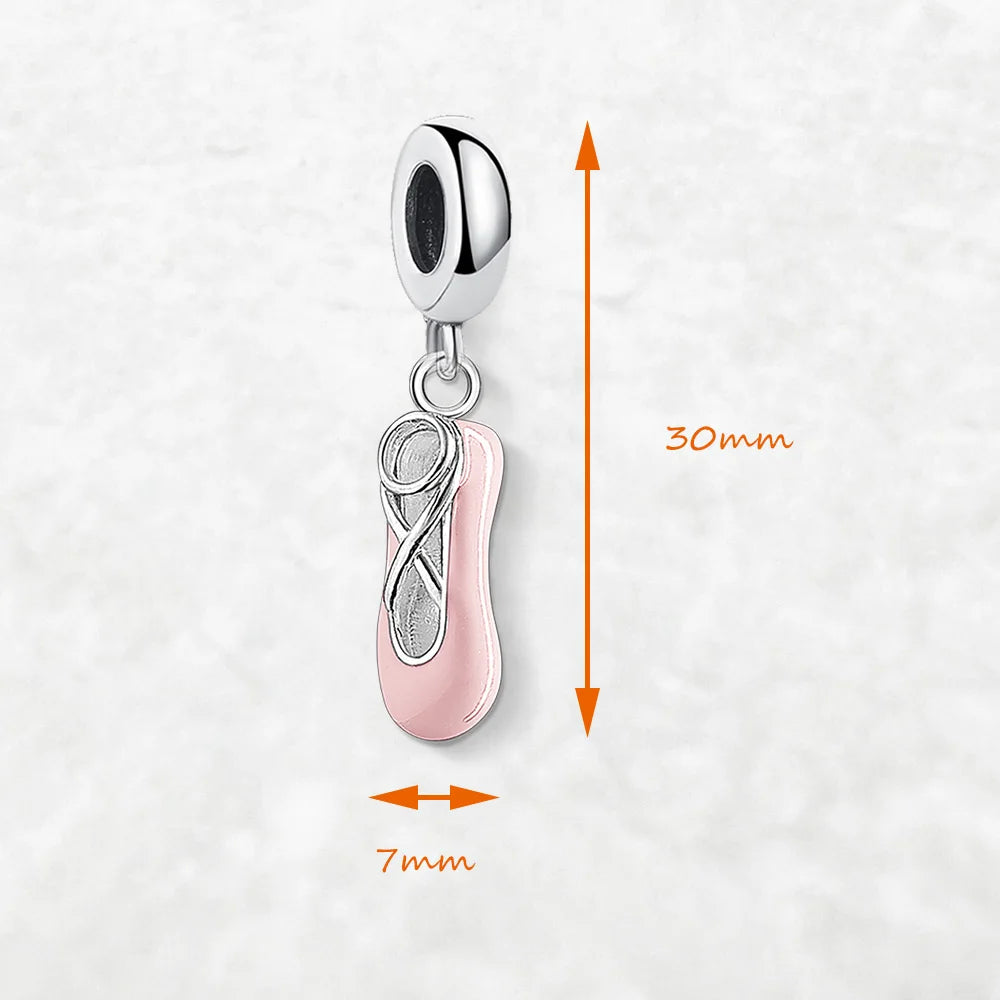Ballettschuh-Charm in silberner Fassung mit rosa Email, abgebildet mit Größenangabe