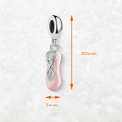 Ballettschuh-Charm in silberner Fassung mit rosa Email, abgebildet mit Größenangabe