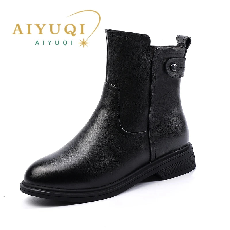 Schwarze Leder-Kurzstiefelette mit Knopfverschluss am Schaft und profilierter Sohle