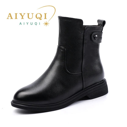 Schwarze Leder-Kurzstiefelette mit Knopfverschluss am Schaft und profilierter Sohle