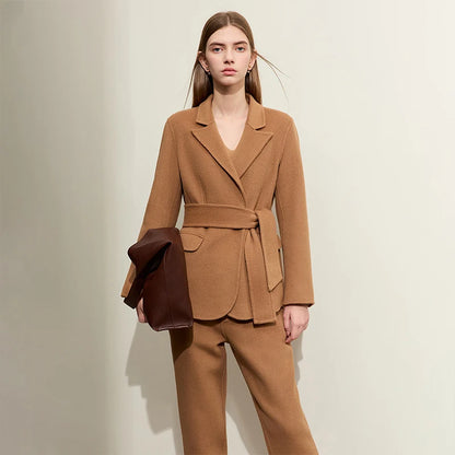 Damen Wollmantel im minimalistischen Stil mit Gürtel und gekerbtem Kragen