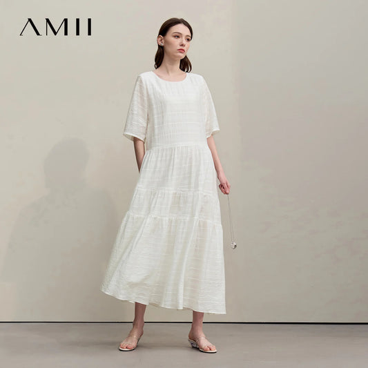 Beiges Damenkleid mit kurzen Ärmeln und gestuften Volants, Midi-Länge