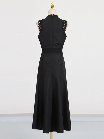 Ärmelloses Damen-Spitzenkleid mit Rundhalsausschnitt und Patchwork-Design – figurbetont und mit Hohldetails.