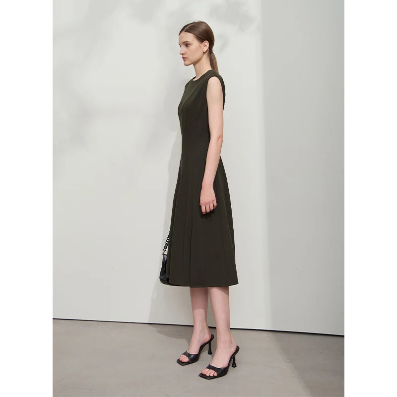 Flexibles Tailliertes Damenkleid Für Elegante Sommertage