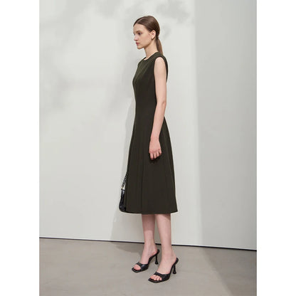 Flexibles Tailliertes Damenkleid Für Elegante Sommertage