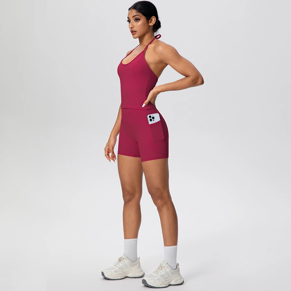 Yoga-Set aus Träger-Top und kurzen Shorts, weinrot, mit seitlicher Tasche