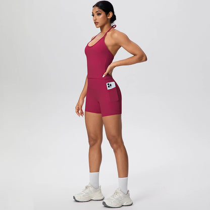 Yoga-Set aus Träger-Top und kurzen Shorts, weinrot, mit seitlicher Tasche
