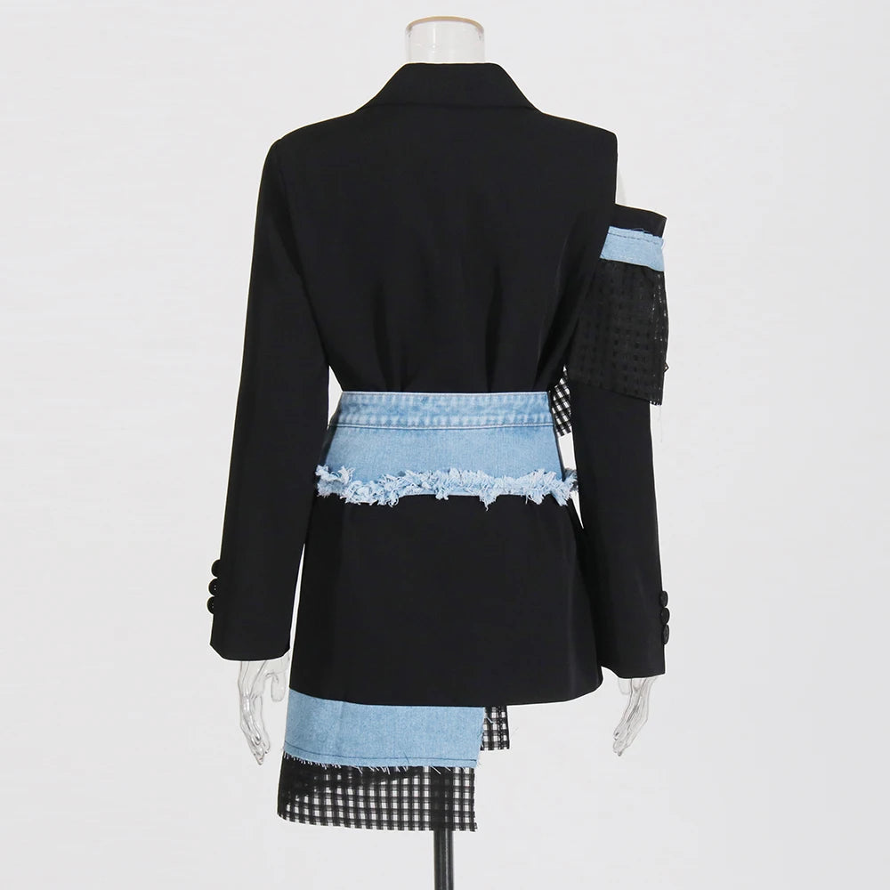 Ärmelloses Damen-Kleid mit Karree-Ausschnitt und Patchwork-Rüschen im minimalistischen Design – stilvoll und elegant.