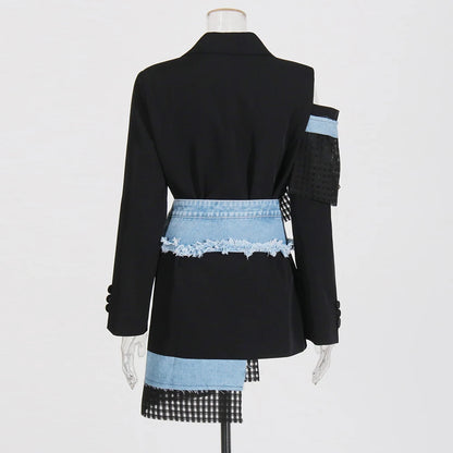 Ärmelloses Damen-Kleid mit Karree-Ausschnitt und Patchwork-Rüschen im minimalistischen Design – stilvoll und elegant.