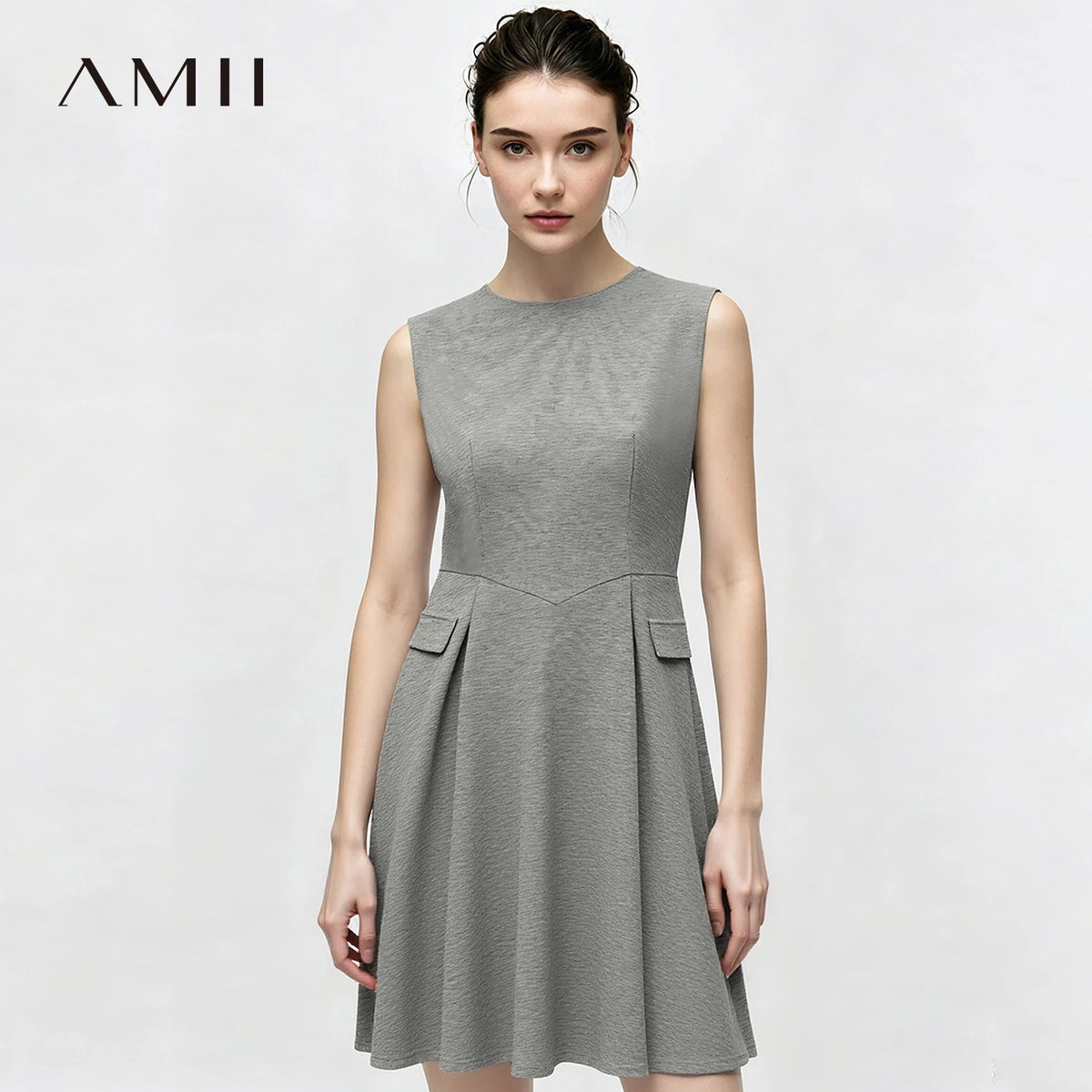 Graues ärmelloses Midi-Kleid mit Taillennähten und Taschen