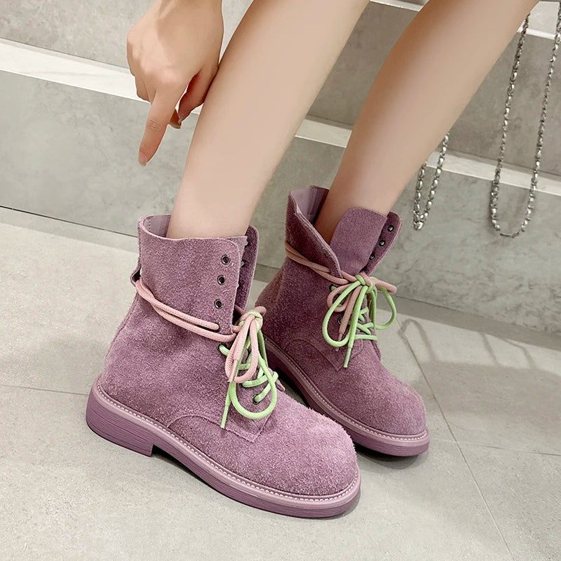 Knöchel-Bikerboots aus Wildleder, mauve, Schnürung mit grünen Bändern, flache Laufsohle