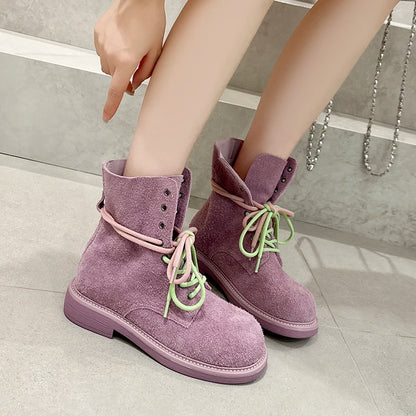 Knöchel-Bikerboots aus Wildleder, mauve, Schnürung mit grünen Bändern, flache Laufsohle