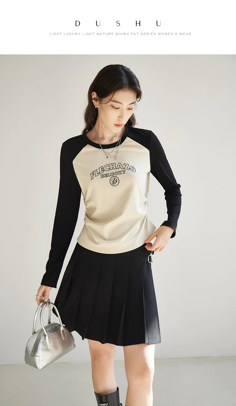 Zweiteiliges Damen-Set mit abnehmbarer Krawatte und Weste im Preppy-Stil – ideal für den Frühling in Marineblau und Khaki.