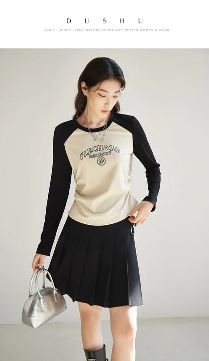 Zweiteiliges Damen-Set mit abnehmbarer Krawatte und Weste im Preppy-Stil – ideal für den Frühling in Marineblau und Khaki.