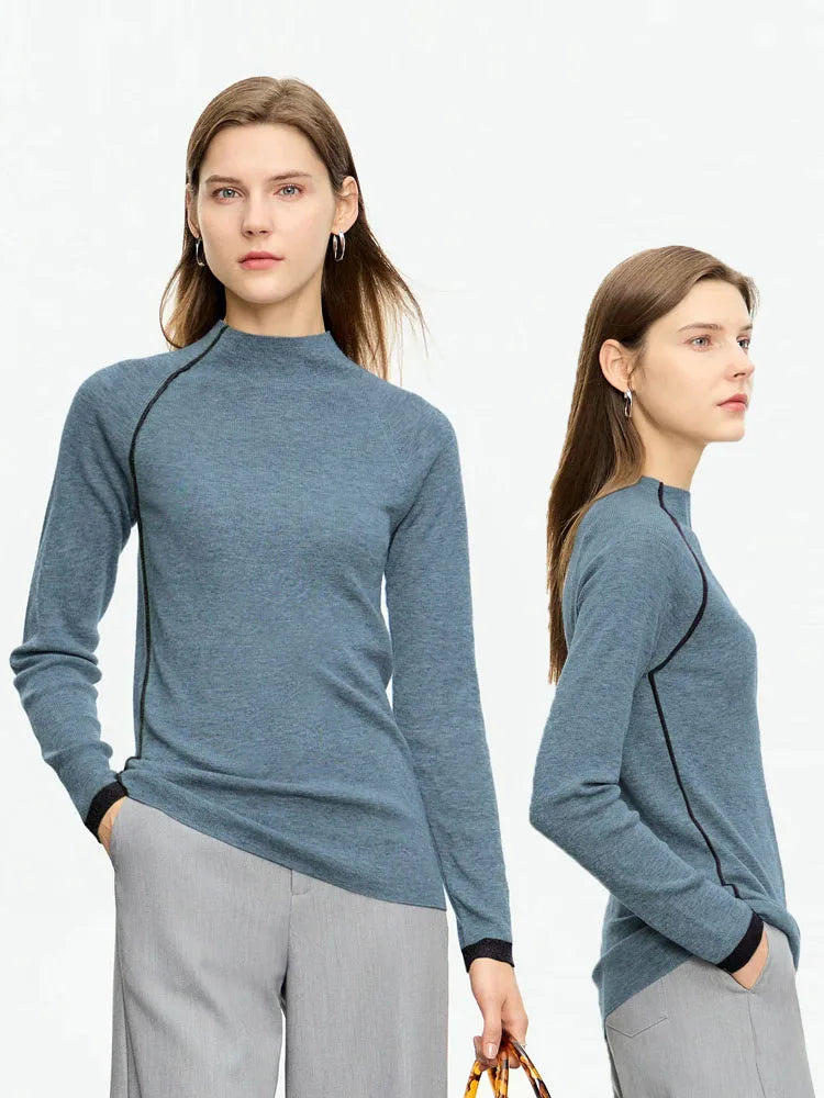 Blauer Damenpullover mit hohem Rundhalsausschnitt und grünen Paspel-Details