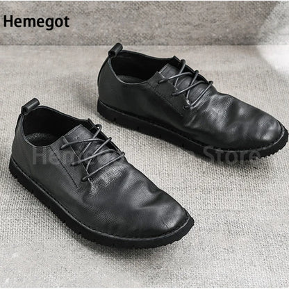 Schwarze Herren-Lederschuhe, Seitenansicht, mit Schnürsenkeln und Profilsohle