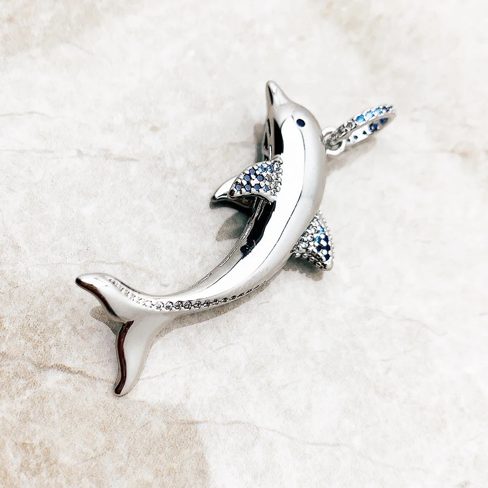 Delphin-Anhänger aus 925 Sterlingsilber mit blau funkelnden Steinen, andere Perspektive