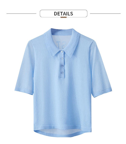 Hellblauer Damen-Sommerpullover als Detailansicht: Kurzarm, Umlegekragen, Knopfleiste