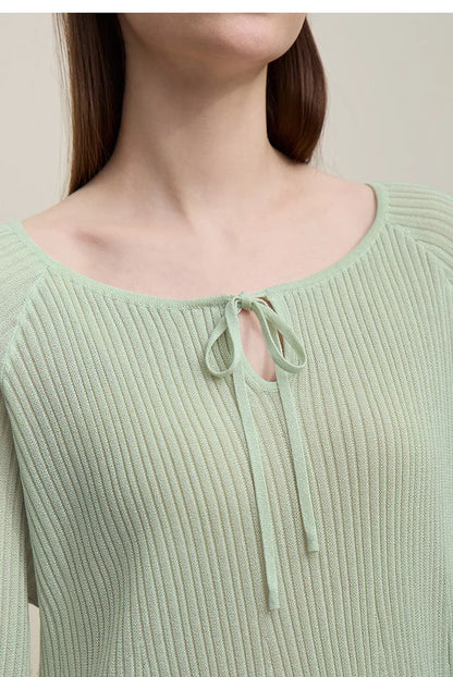 Amii Damenpullover Detail: mintfarbener Rundhals mit Bindeband am Ausschnitt