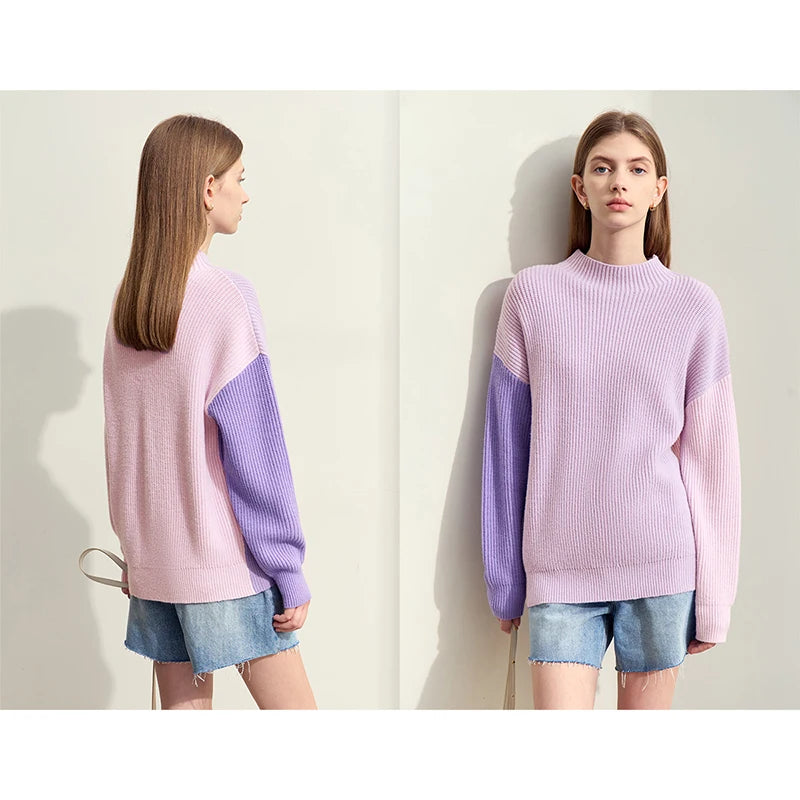 Rollkragenstrickpullover flieder mit violetten Ärmeln, grobes Rippenmuster, lockere Form.