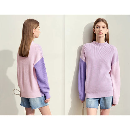 Rollkragenstrickpullover flieder mit violetten Ärmeln, grobes Rippenmuster, lockere Form.