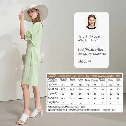 Hellgrünes Sommerkleid mit kurzen Puffärmeln und Trapezform, knielang.