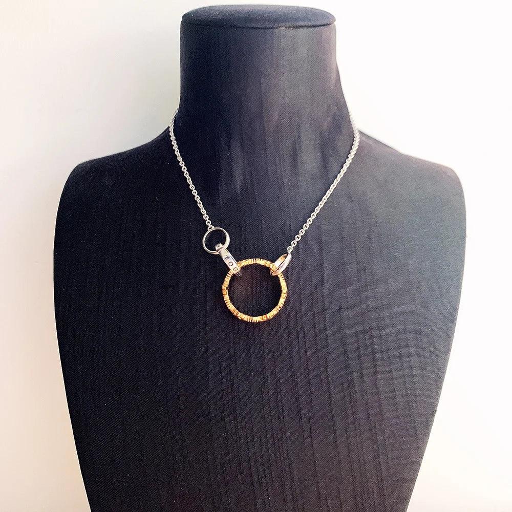 Gold-Silber-Halskette mit Ring-Anhänger und Schließe, getragen am Modell
