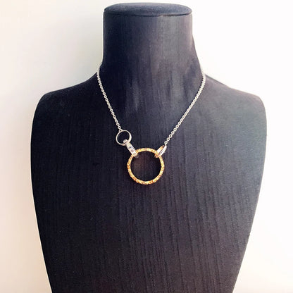 Gold-Silber-Halskette mit Ring-Anhänger und Schließe, getragen am Modell